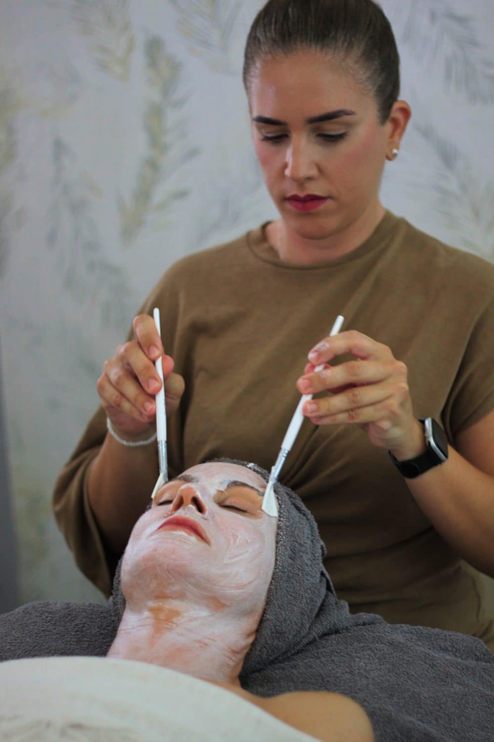 Lorena Aranda realizando un tratamiento facial personalizado en El Albir Lorena Aranda realizando un tratamiento facial personalizado en El Albir
