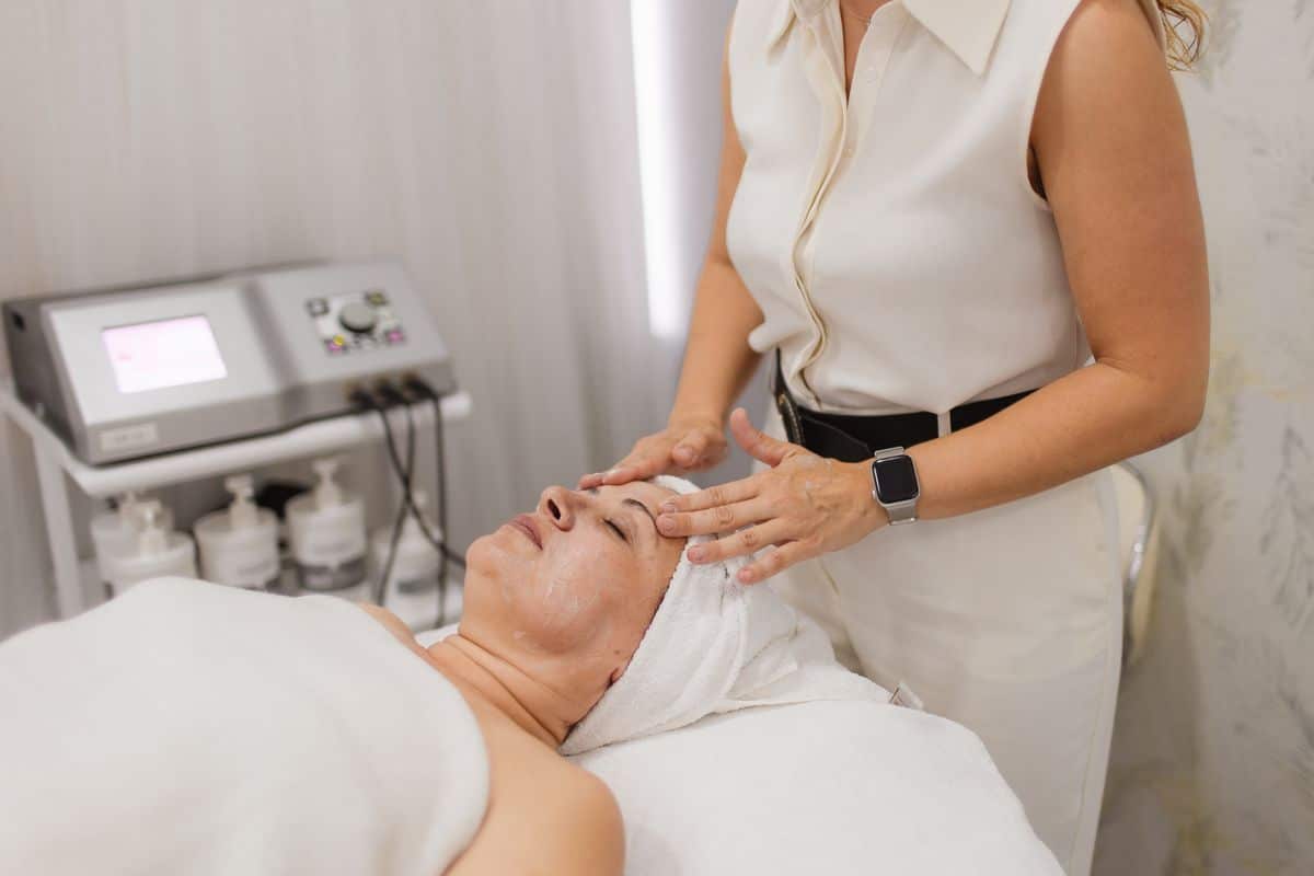 Tratamiento facial en cabina en Lorena Aranda Beauty, El Albir